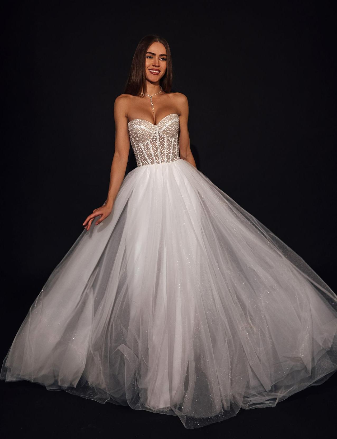 Легкое свадебное платье с корсетом и открытым верхом фото