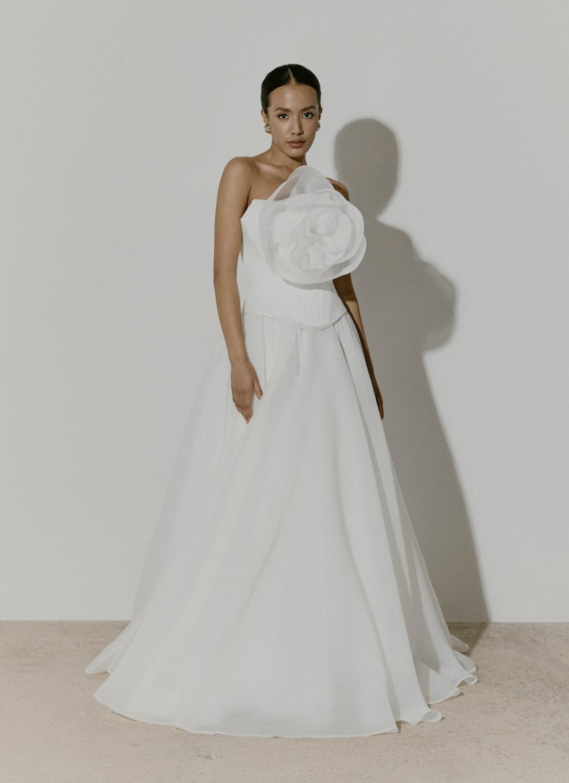 Стильный свадебный комплект из корсета и юбки из органзы фото