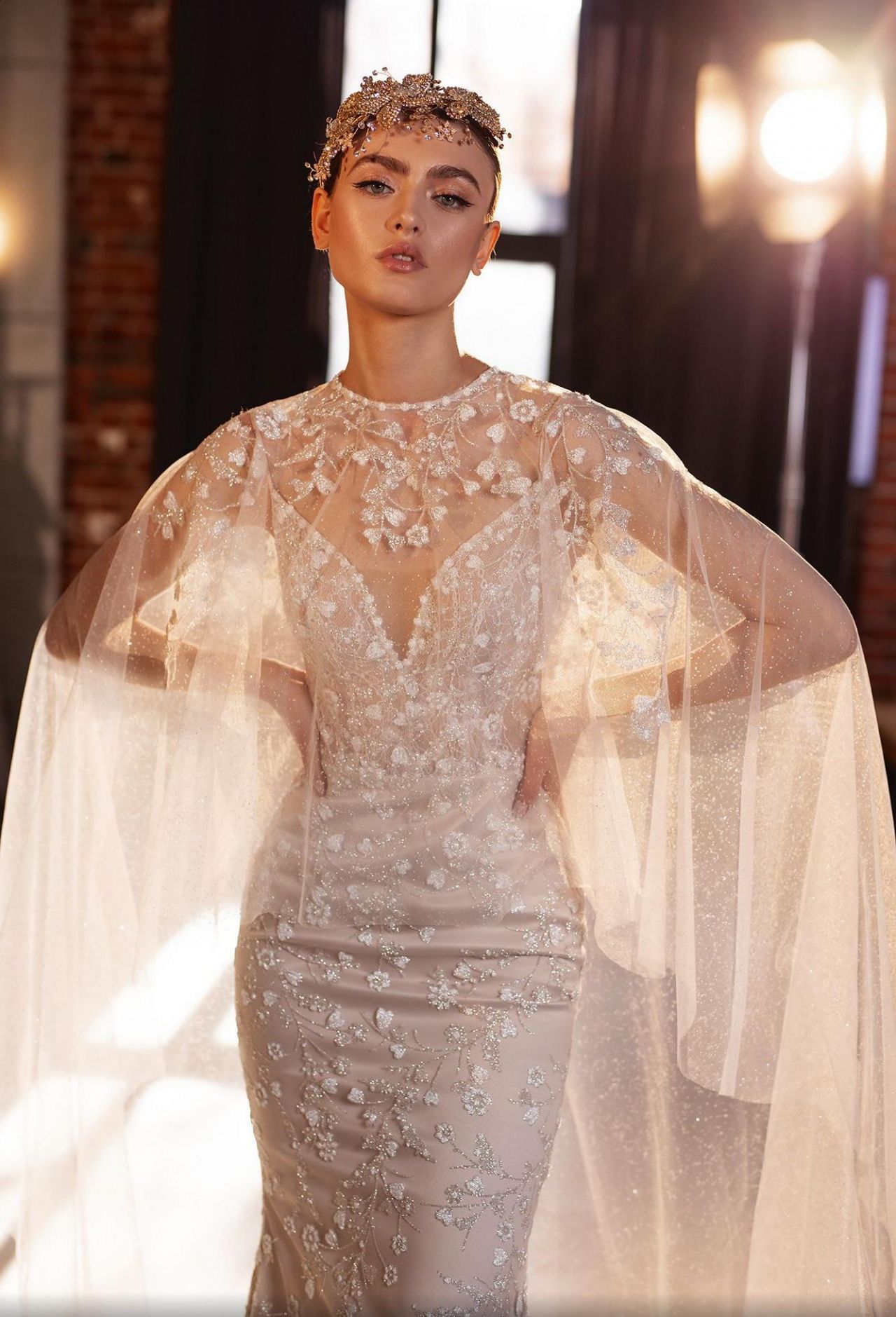 Кружевное свадебное платье рыбка с кейпом фото