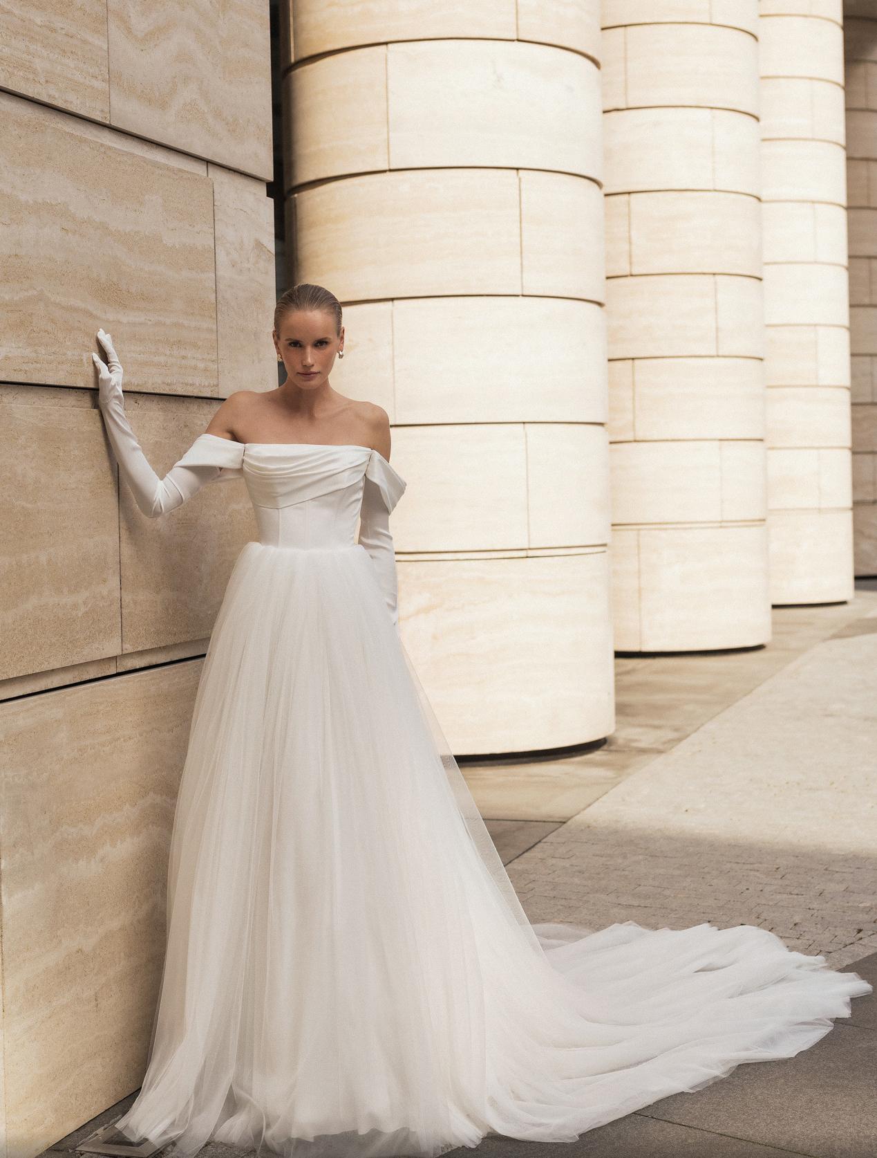 Нежное свадебное платье со шлейфом