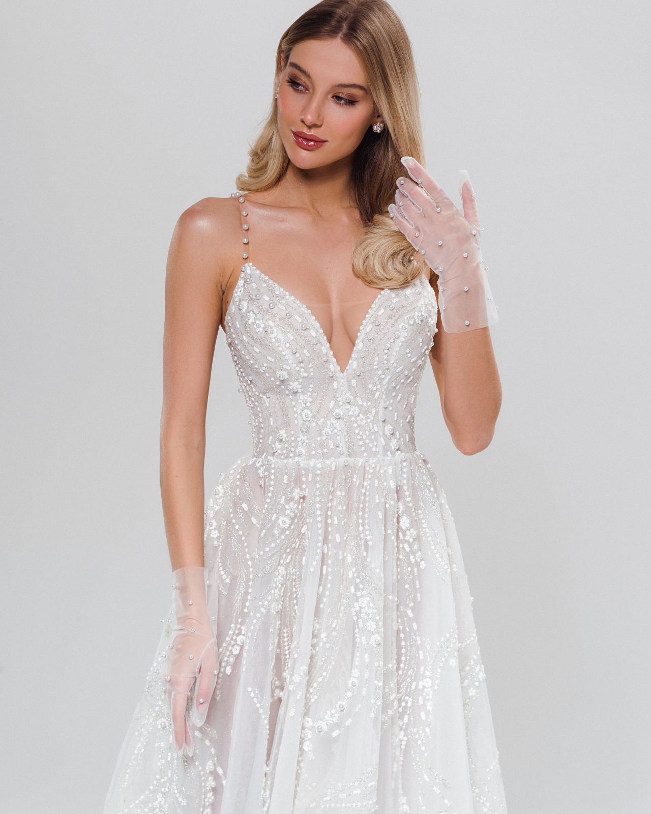 Сверкающее свадебное платье на тонких бретельках фото