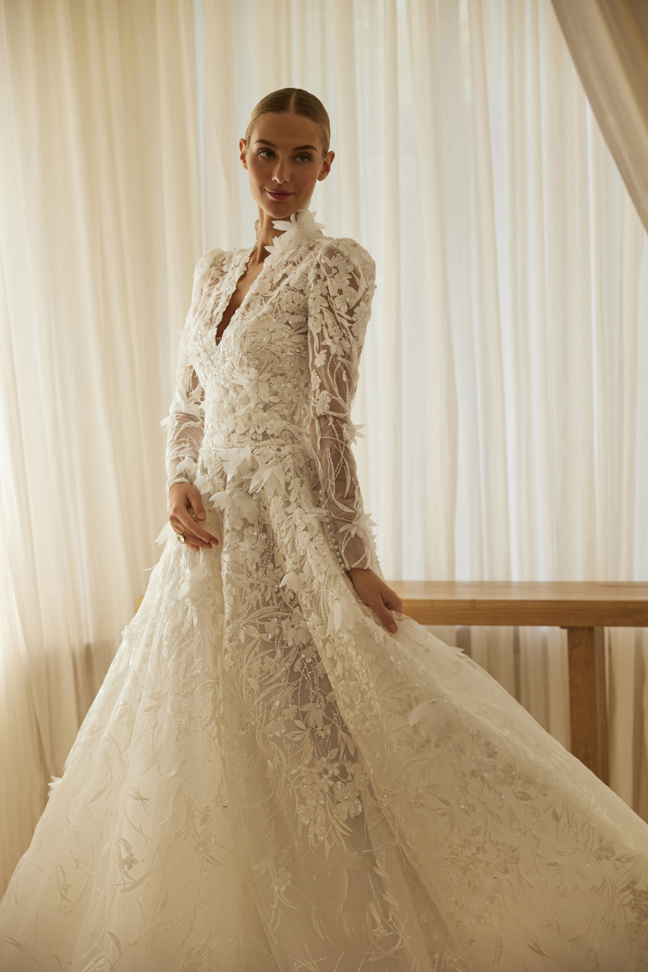 Пышное свадебное платье из роскошного цветочного кружева с болеро фото