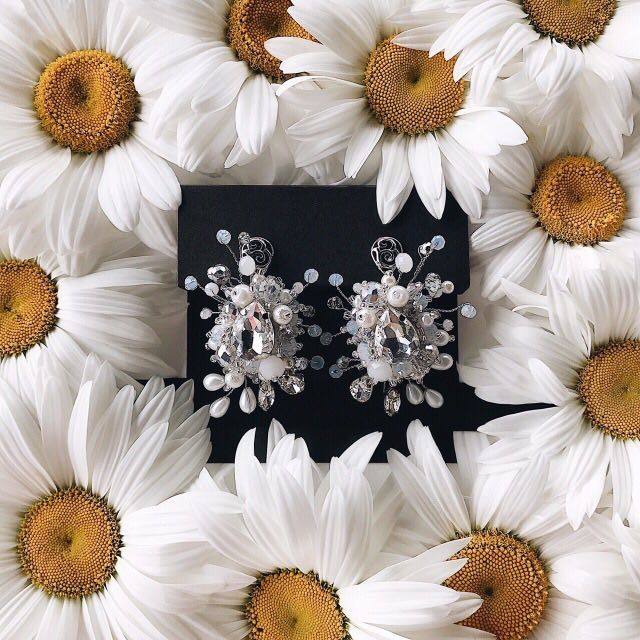 Стильные серьги с кристаллами и жемчужинами фото