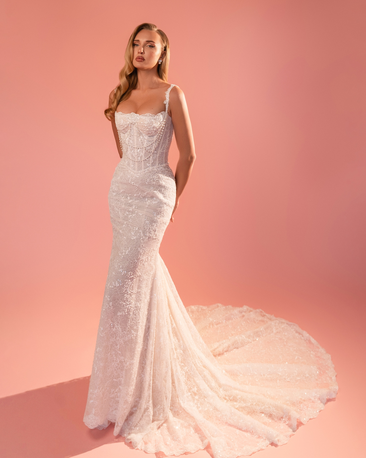 Роскошное кружевное свадебное платье на тонких бретелях фото