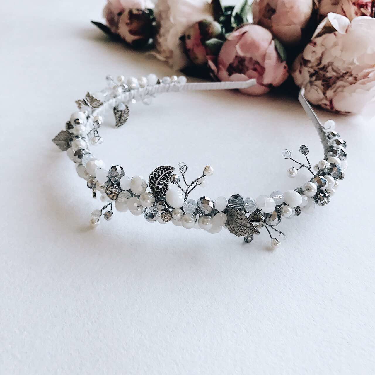 Сверкающий ободок с кристаллами фото