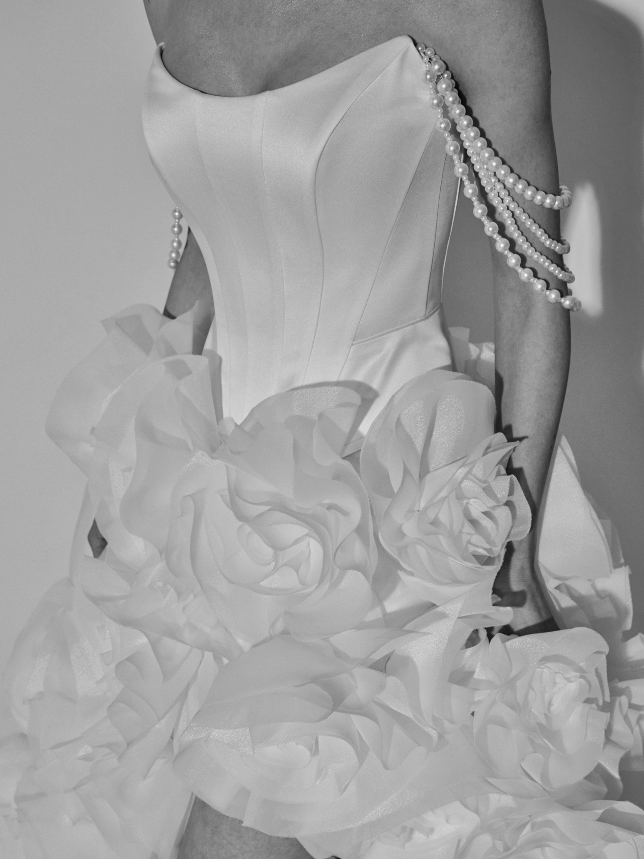 Роскошный свадебный комплет с пышной многоярусной юбкой фото