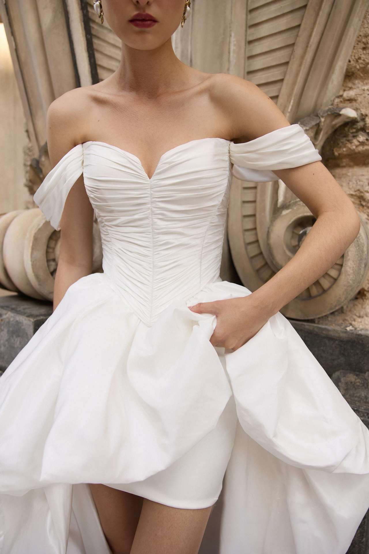 Короткое свадебное платье из тафты со шлейфом фото