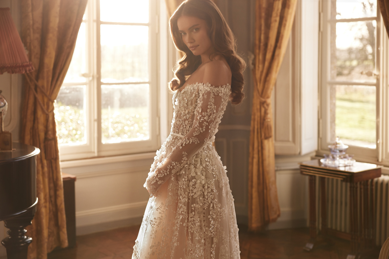 Роскошное свадебное платье с рукавами и открытыми плечами фото