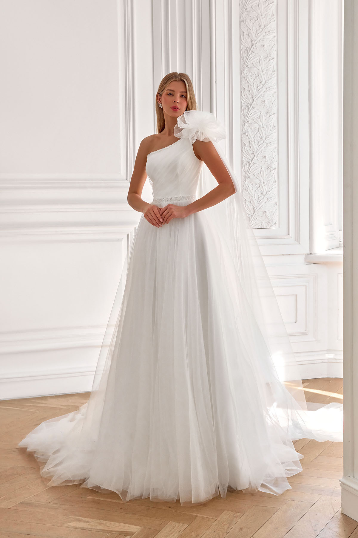 Белое свадебное платье с бантом на плече фото