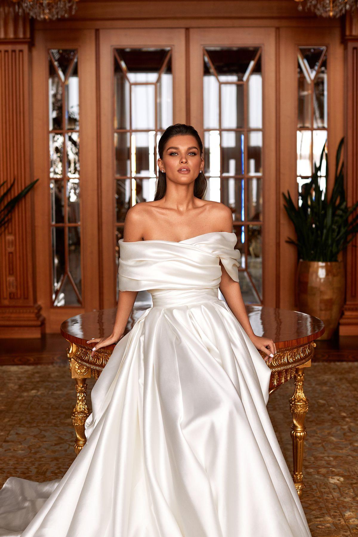 Пышное атласное свадебное платье с вырезом в форме сердца фото