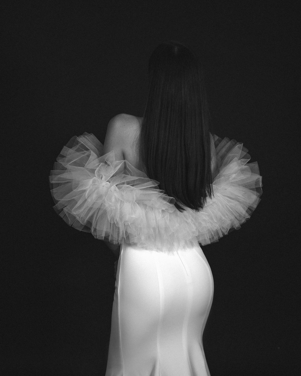 Свадебное платье с воланами на плечах фото