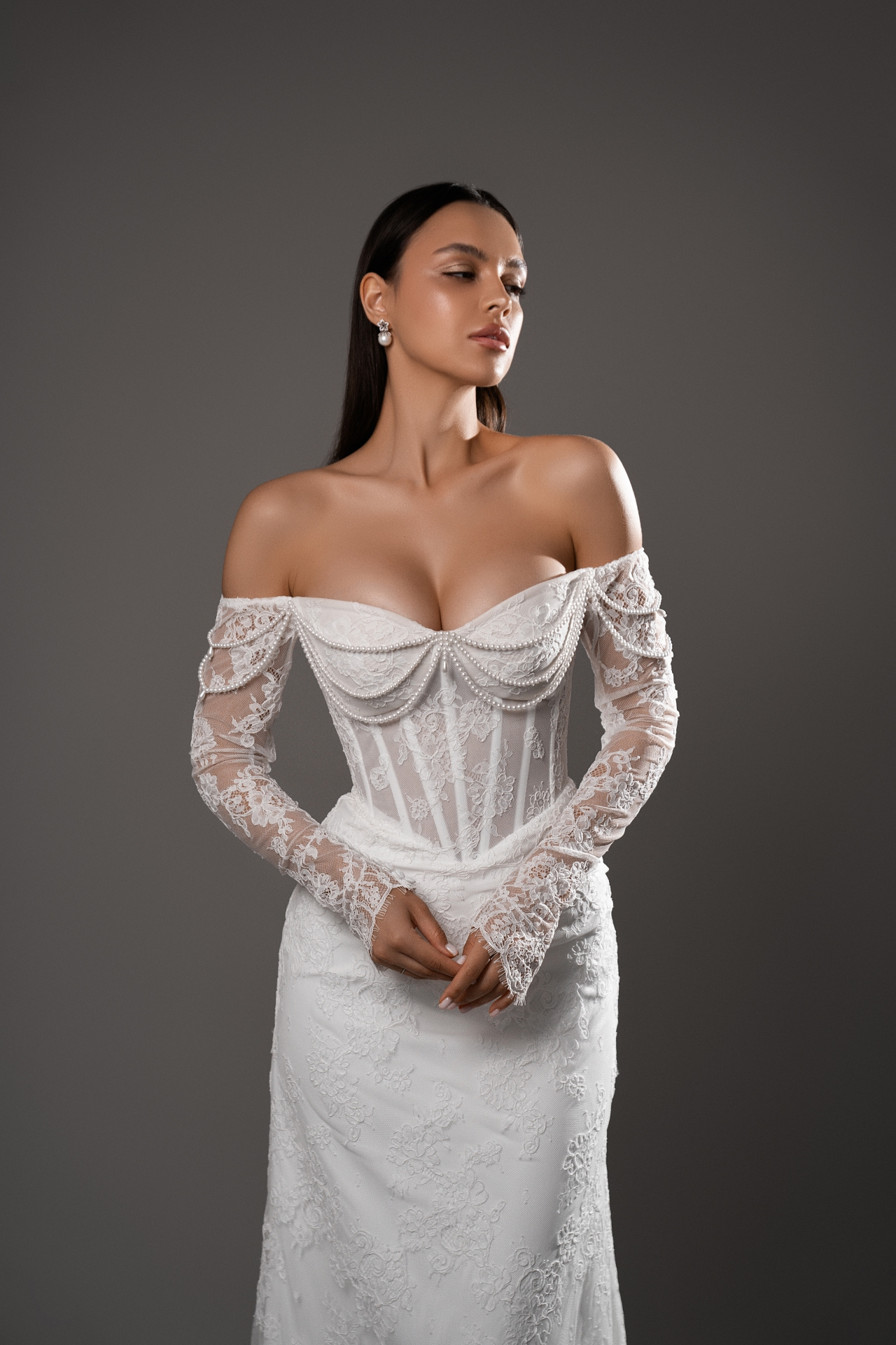 Кружевное свадебное платье русалка с декором из бус фото