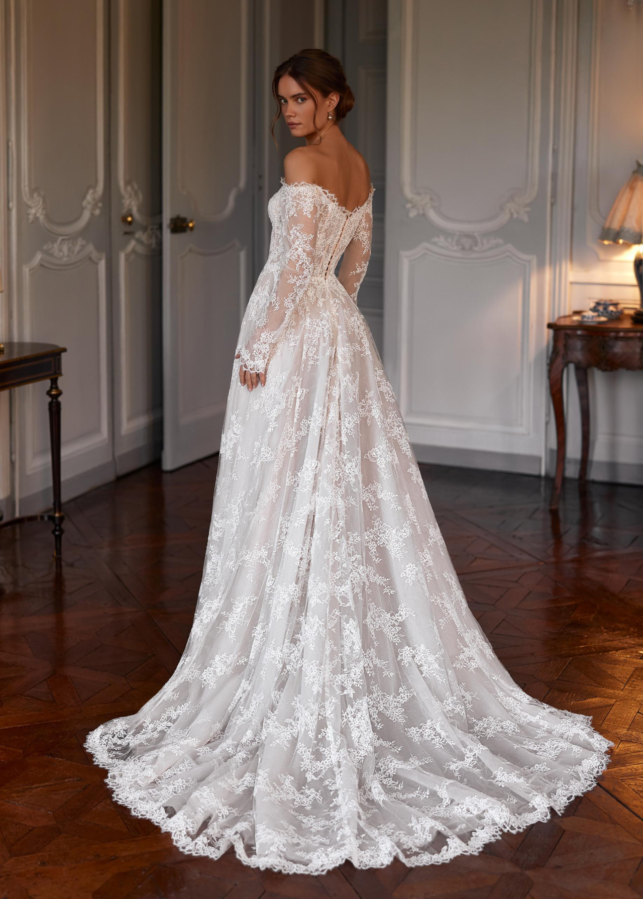 Кружевное свадебное платье с рукавами и шлейфом фото