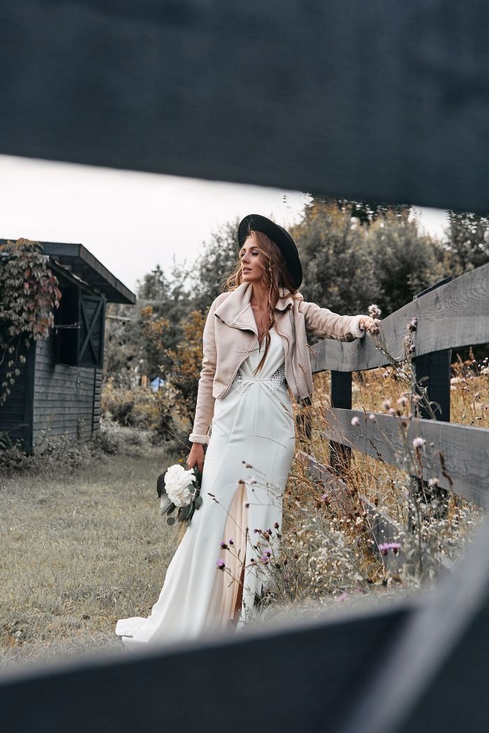 Бежевая короткая дубленка