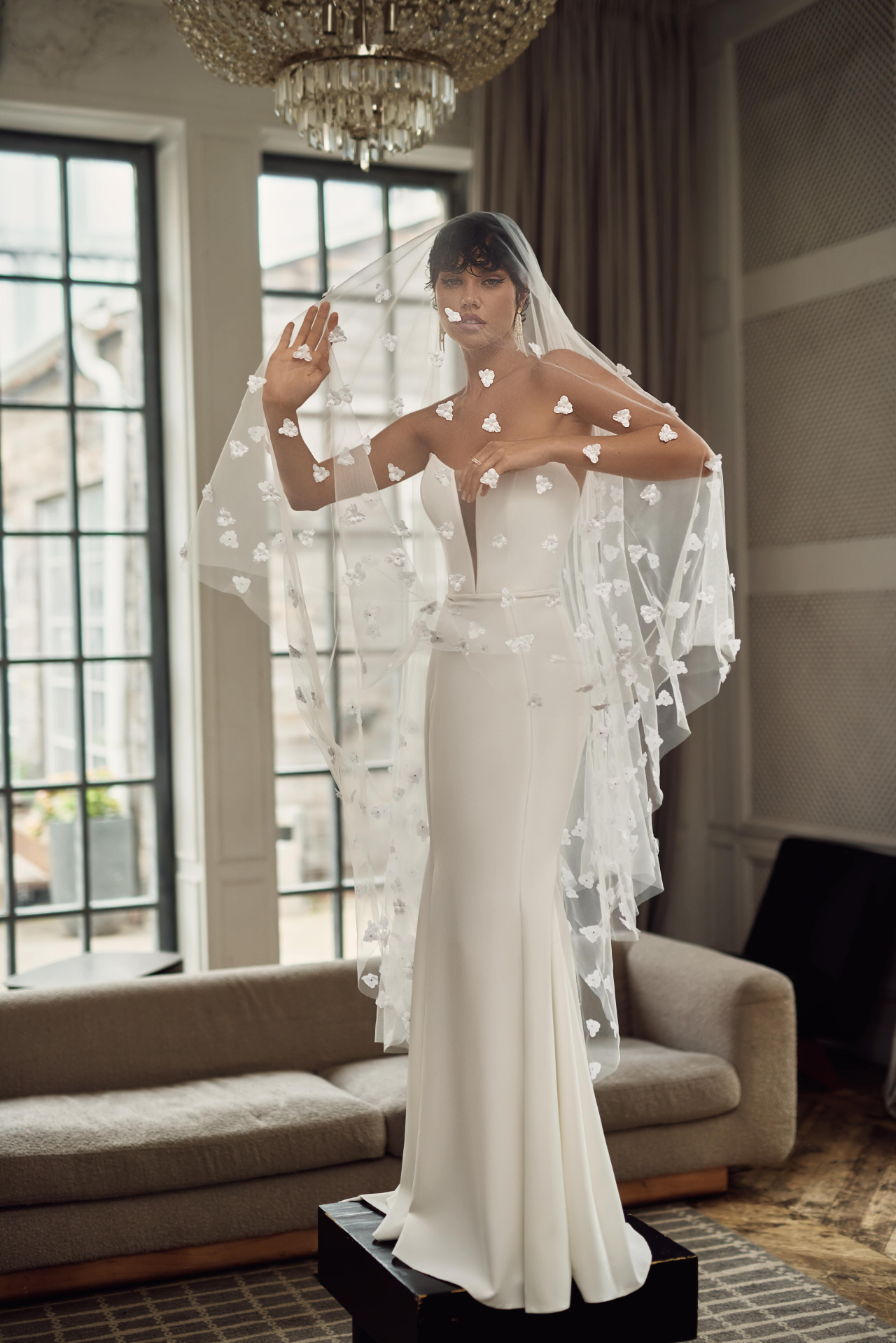 Свадебная фата расшитая объемными цветочками фото