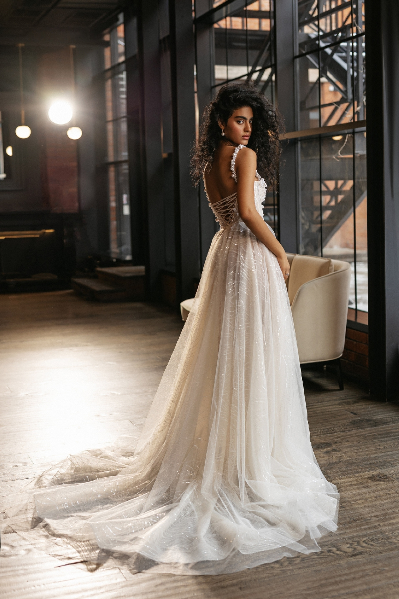 Свадебное платье с крупным жемчугом на корсете фото