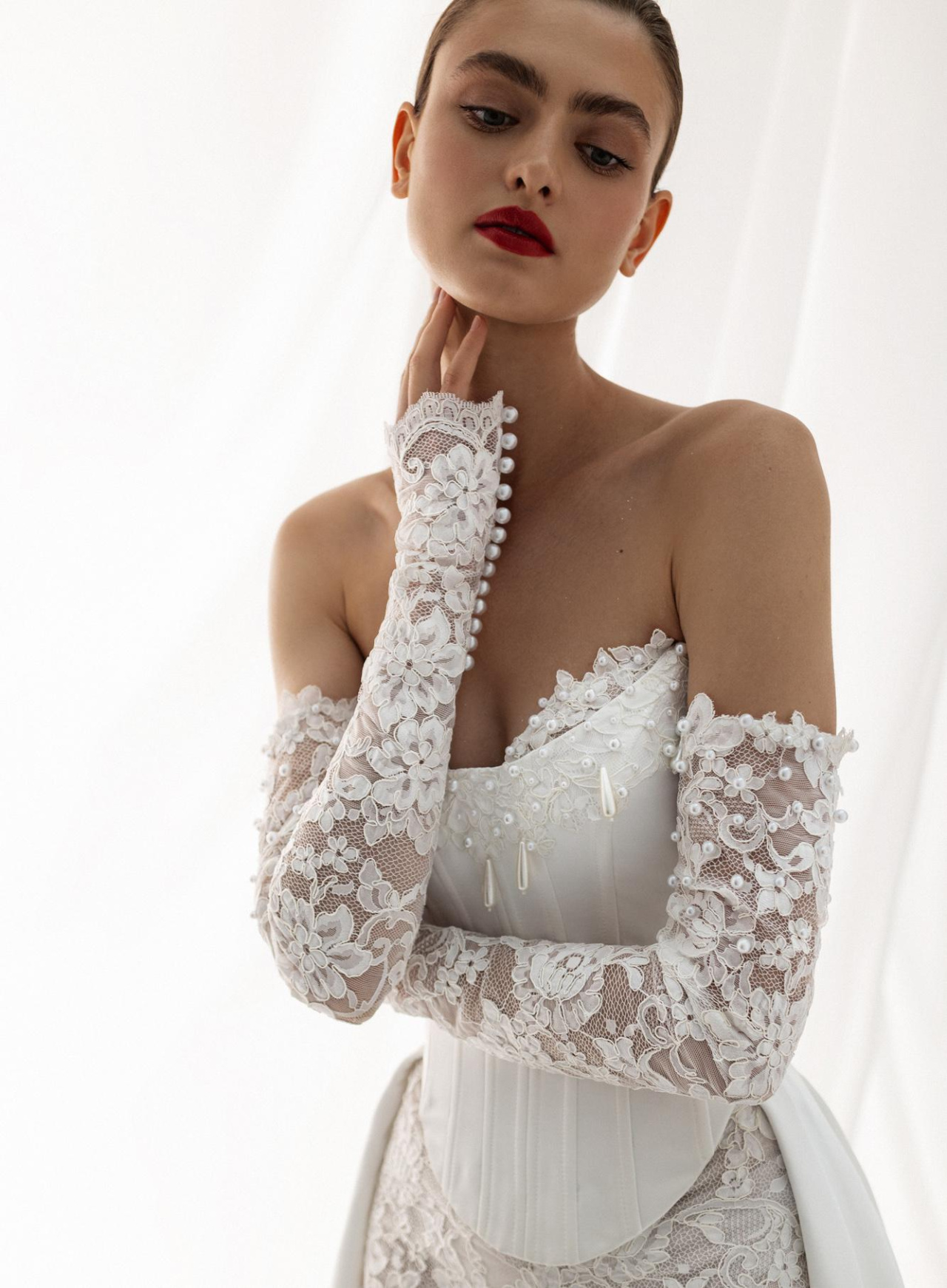 Стильный свадебный комплект с атласным корсетом и кружевной юбкой фото