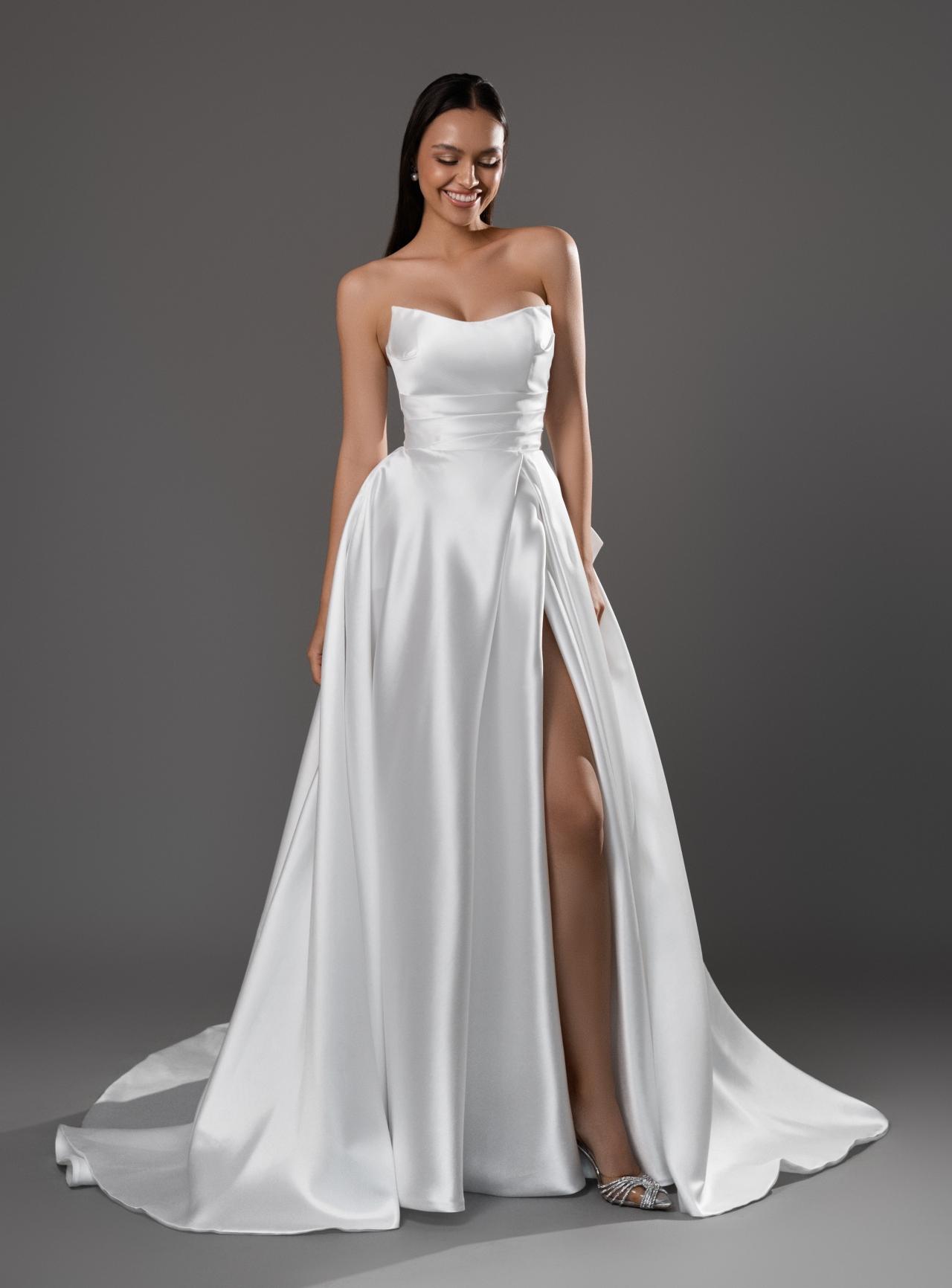 Лаконичное свадебное платье с разрезом и бантом фото