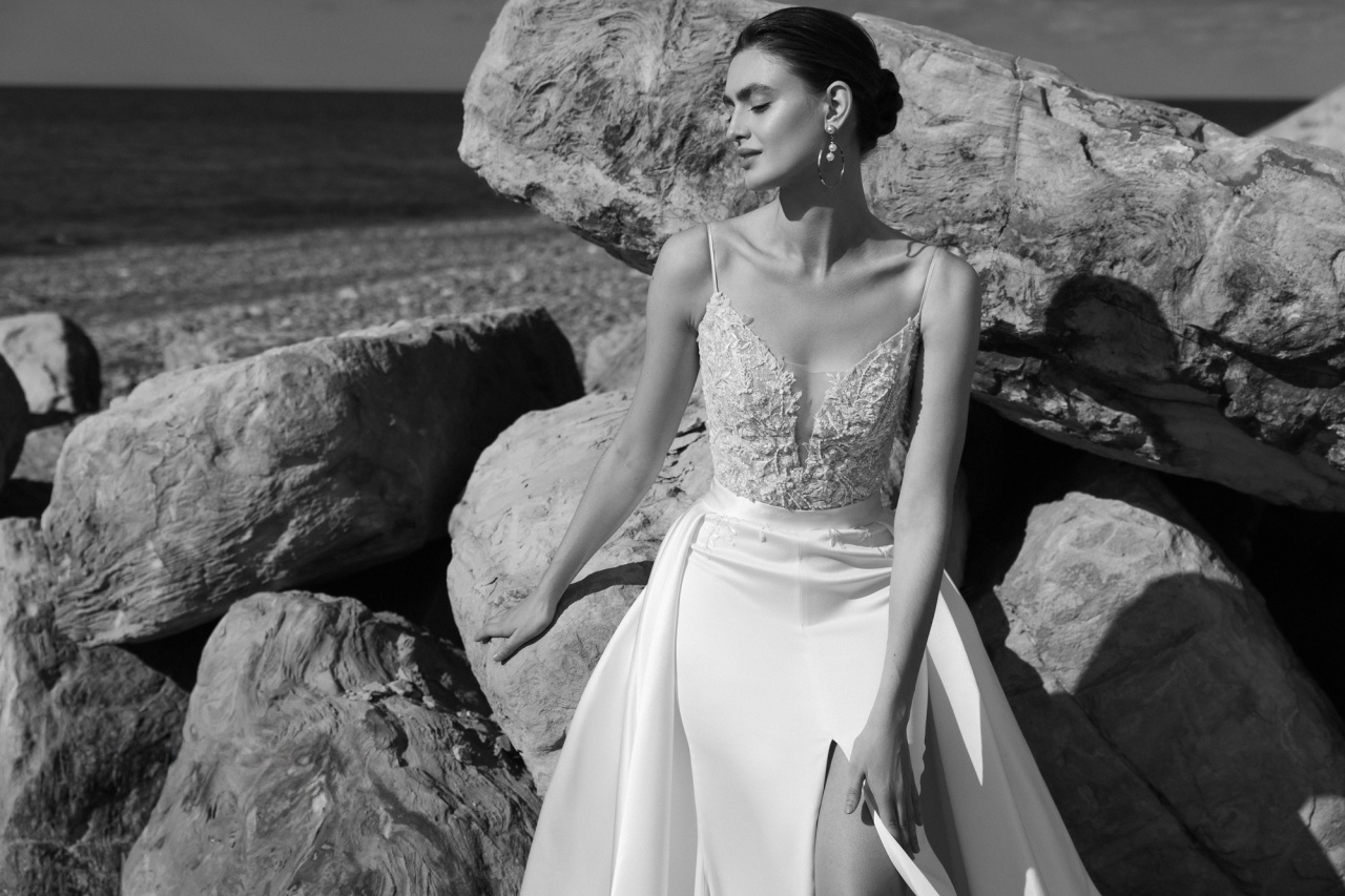 Сваденое платье рыбка с кружевным верхом на тонких бретелях фото