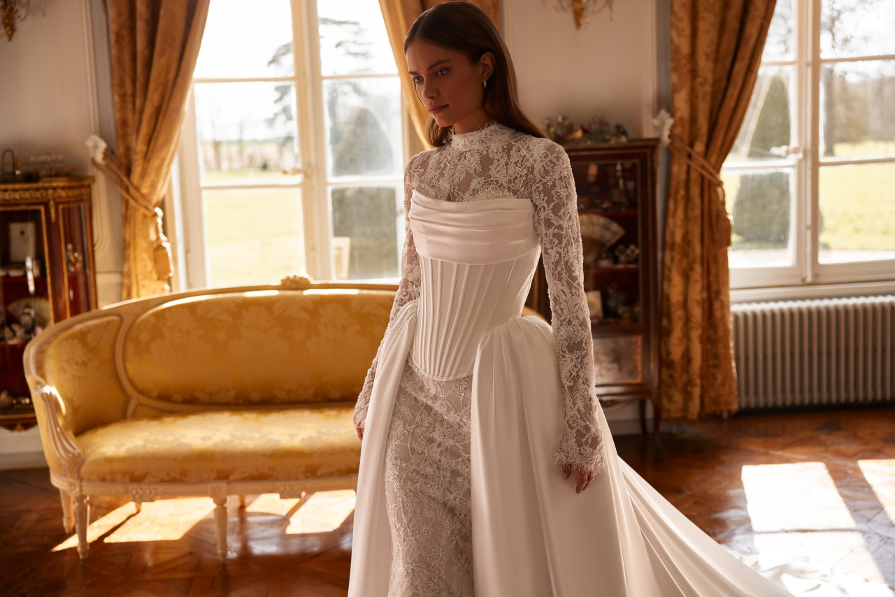 Комплект из кржевной русалки и съемного корсета с притачным шлейфом фото