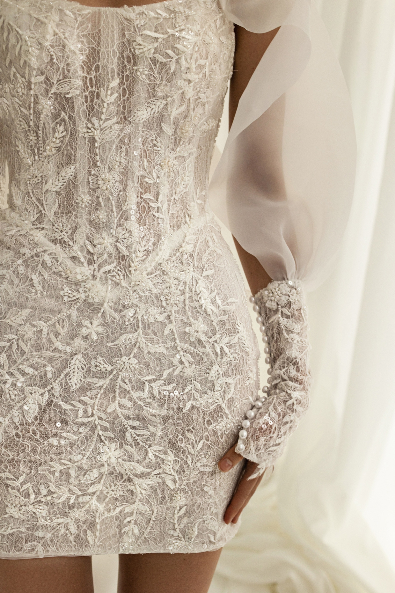 Короткое свадебное платье с чокером фото