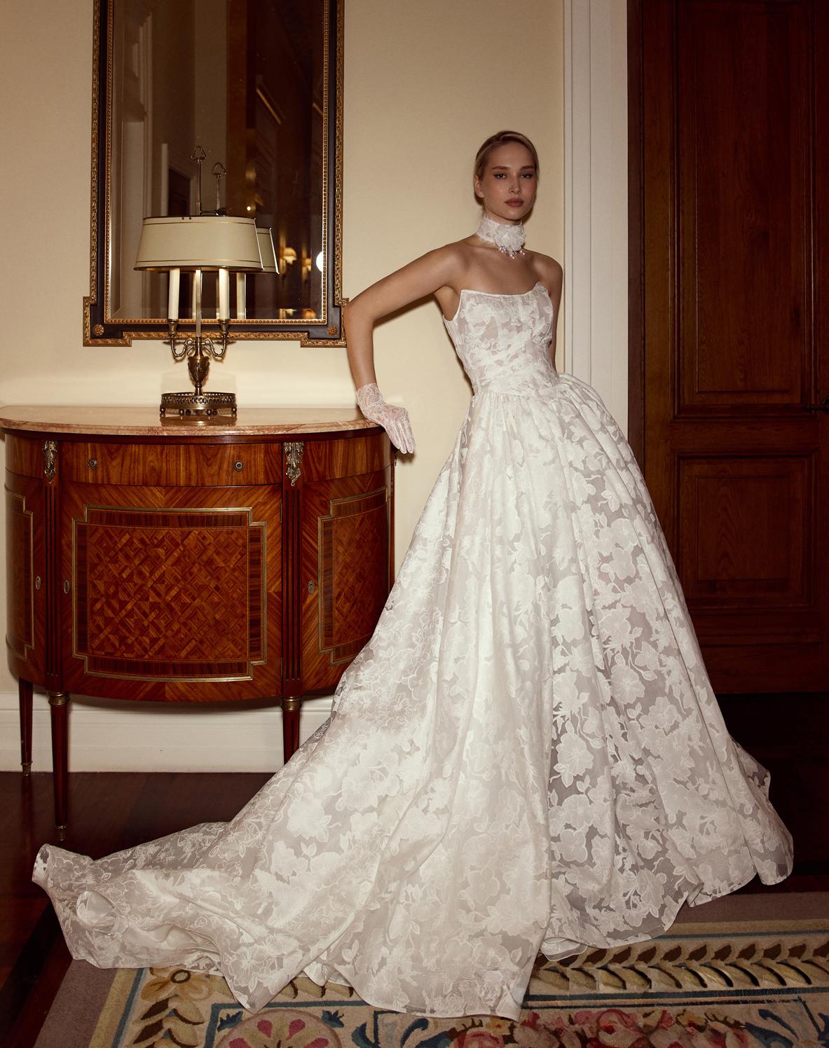 Роскошное свадебное платье из авторского кружева фото