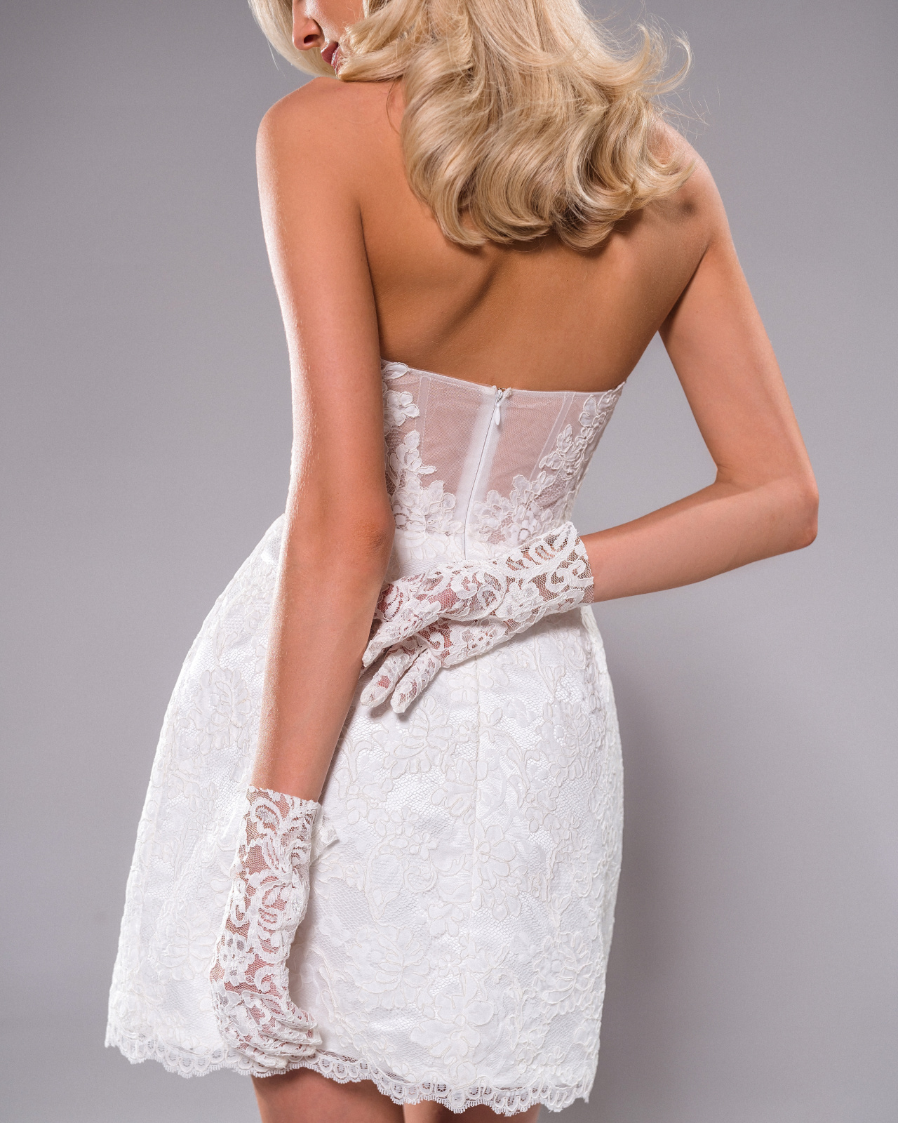 Короткое кружевное свадебное платье с перчатками фото