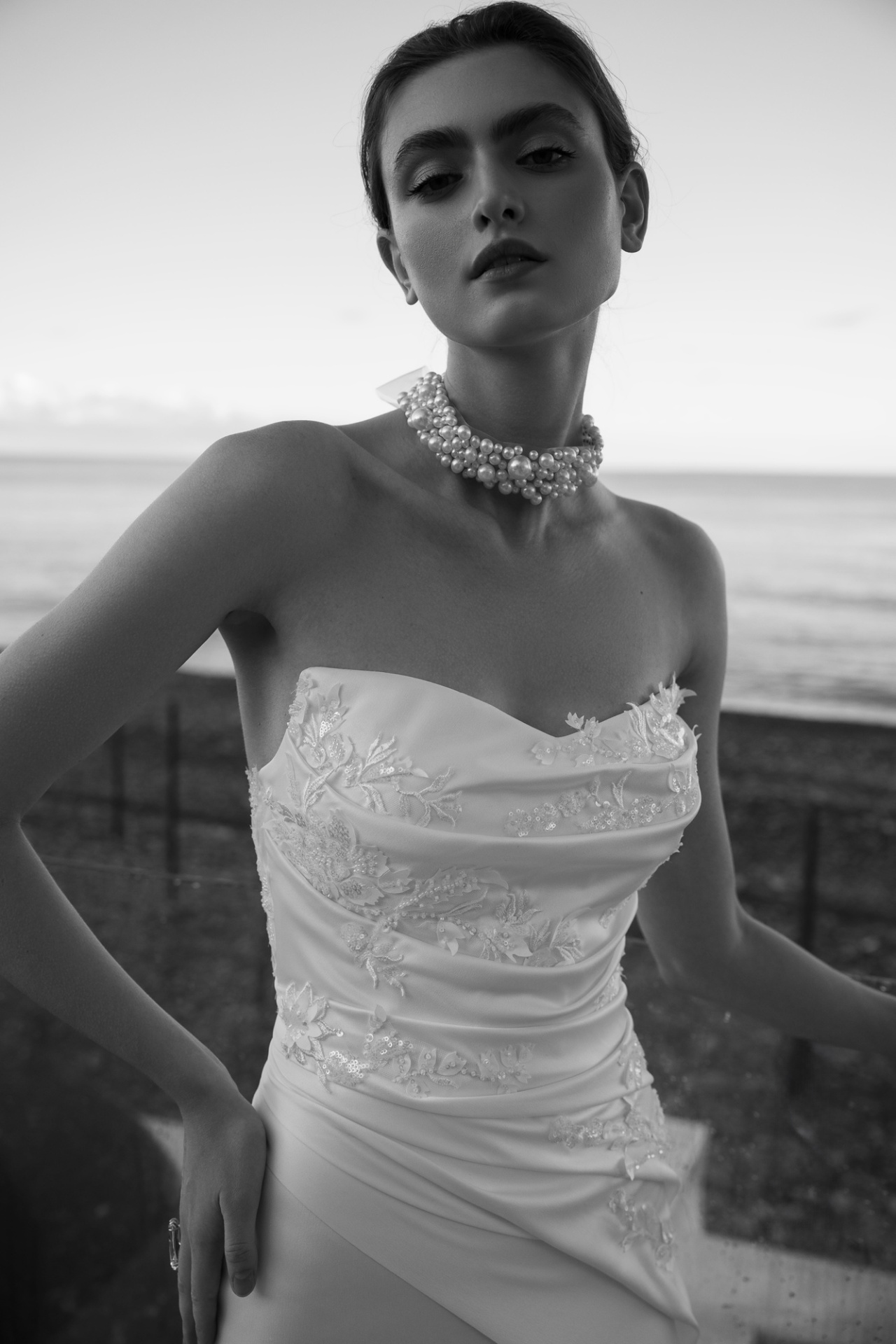 Атласное свадебное платье с кружевным декором фото