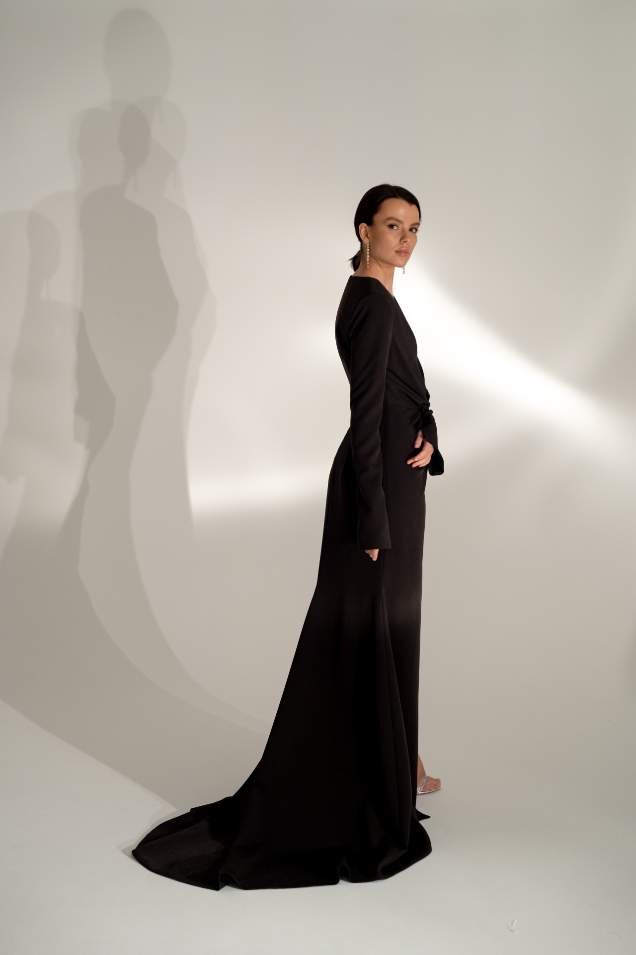 Чёрное вечернее платье с декольте фото