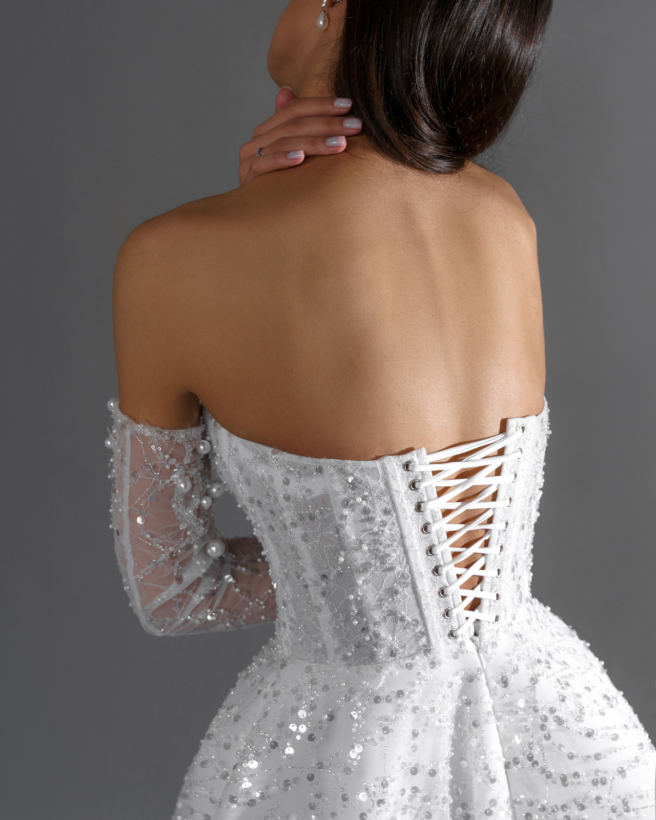 Свадебное платье с роскошной расшивкой и рукавами фото