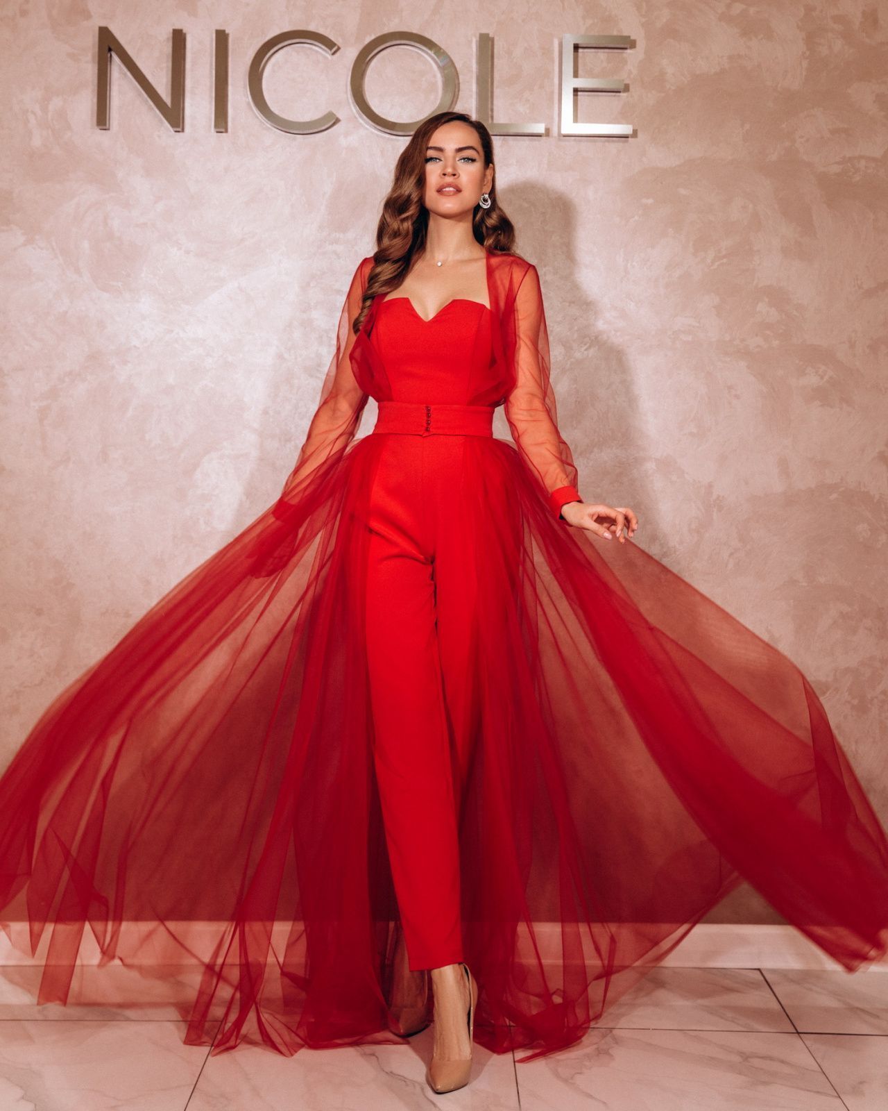 Красный женский комбинезон фото