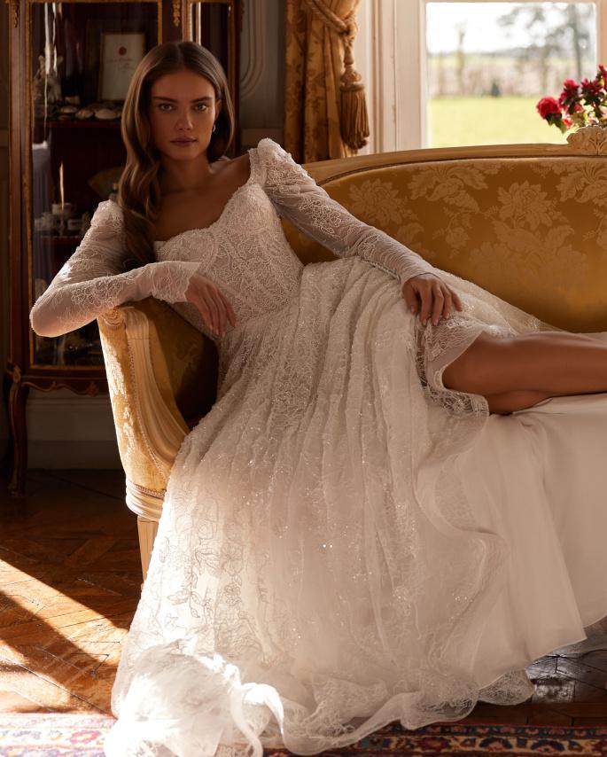 Нежное свадебное платье из кружева шантильи расшитого бисером фото