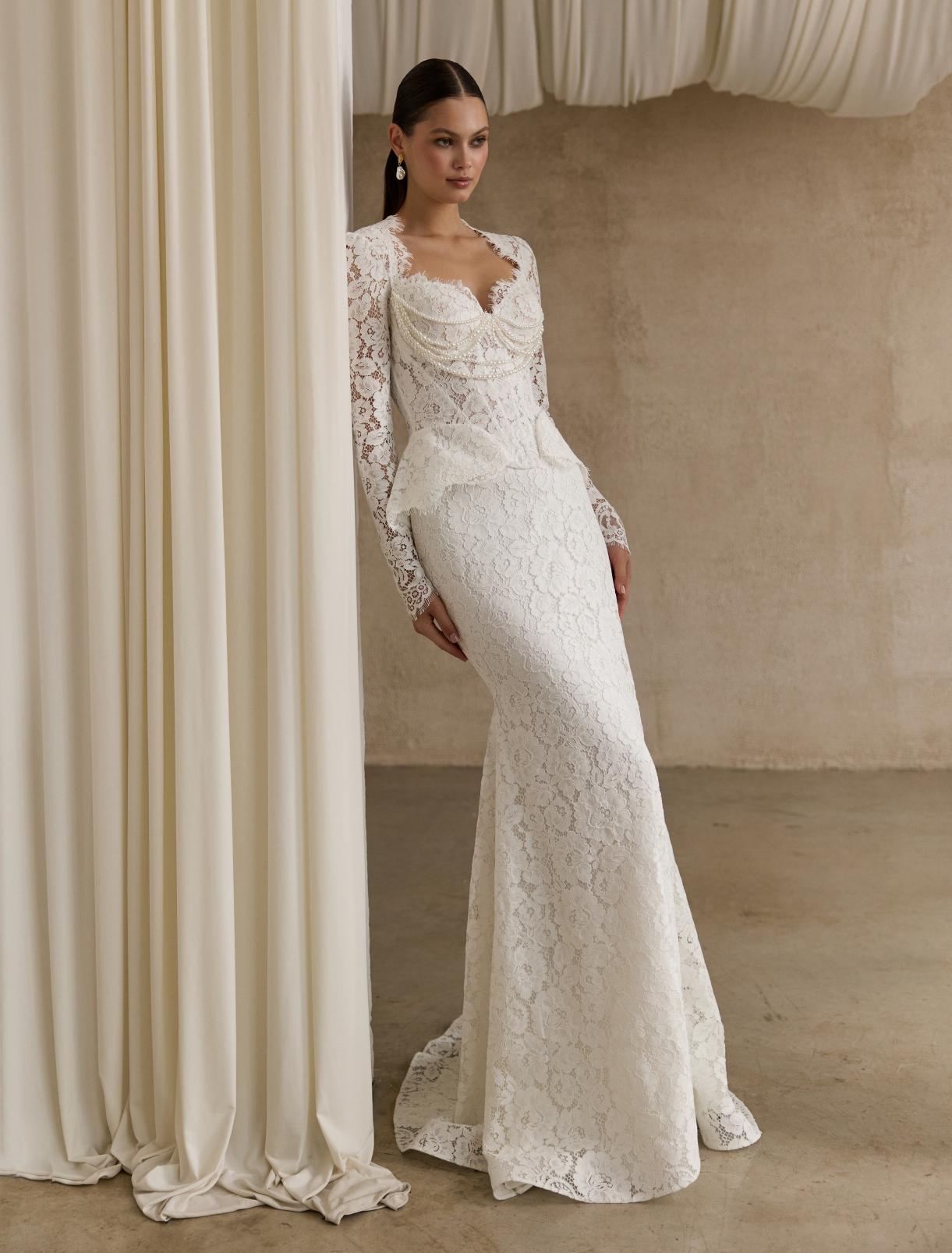 Кружевное свадебное платье с баской фото