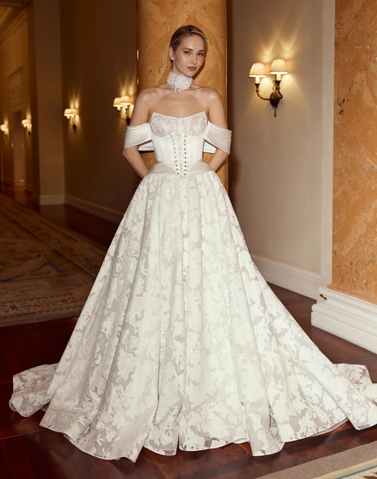 Роскошное свадебное платье из авторского кружева фото