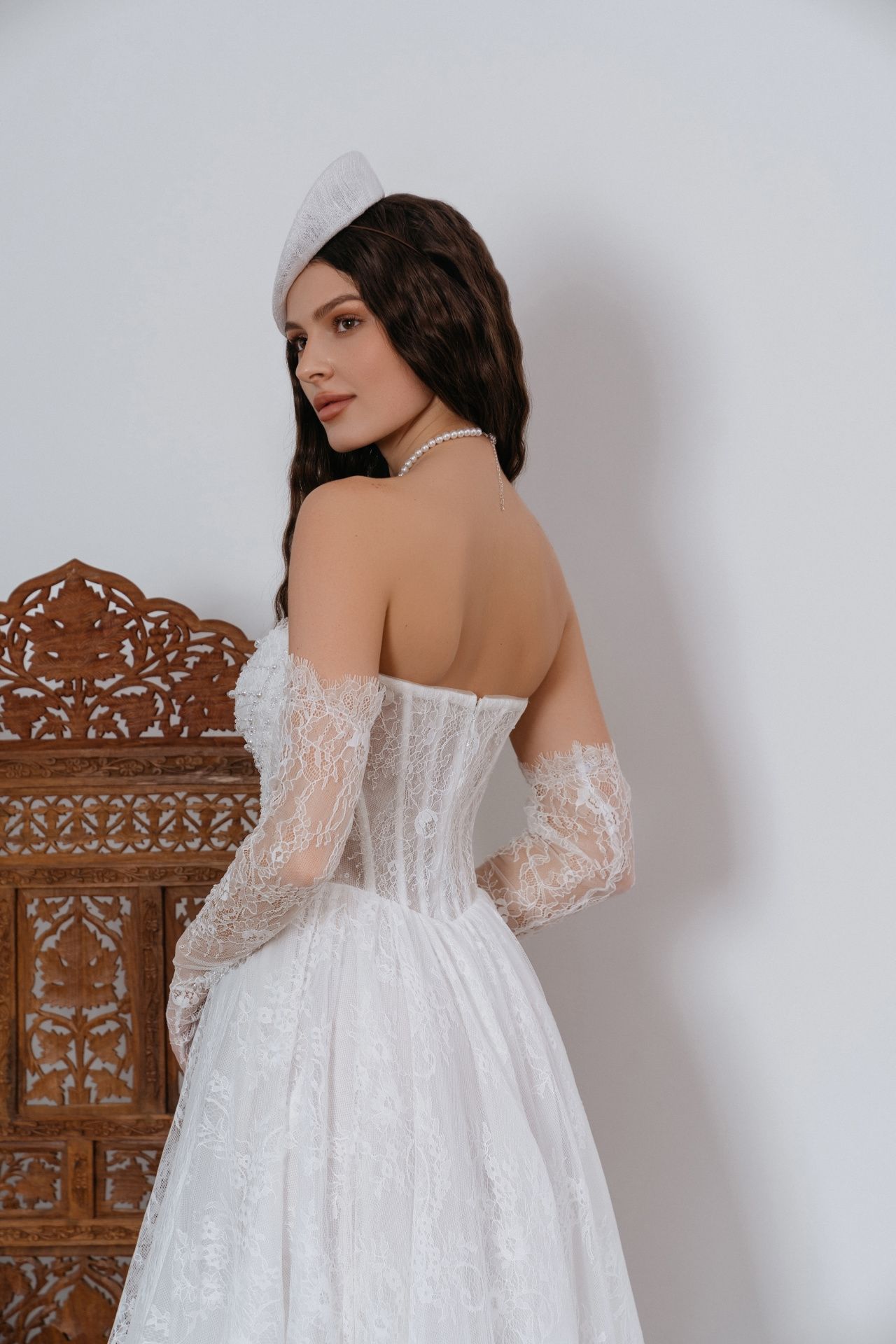 Роскошное кружевное свадебное платье с диснеевским корсетом фото