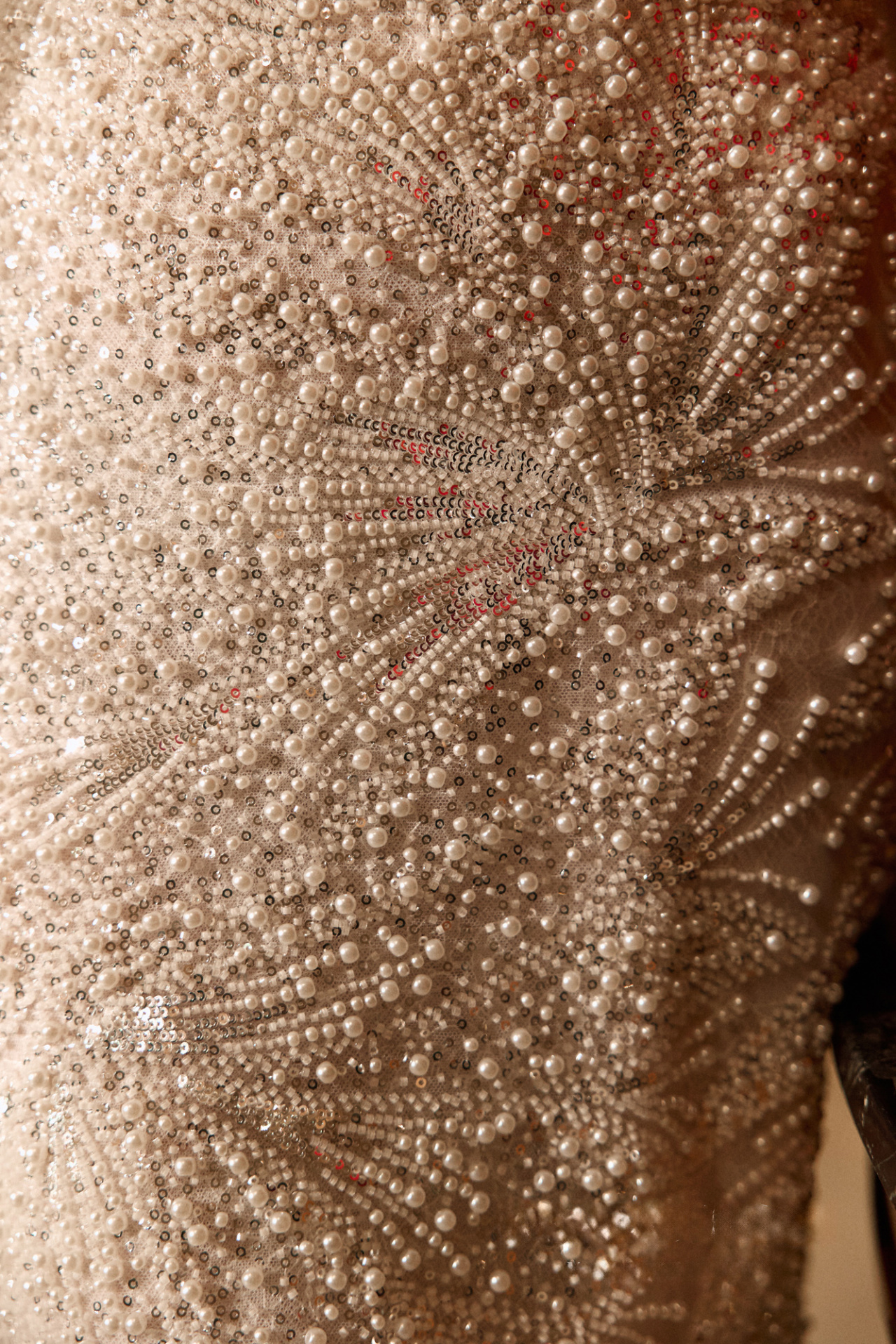 Роскошное облегающее свадебное платье с открытыми плечами фото