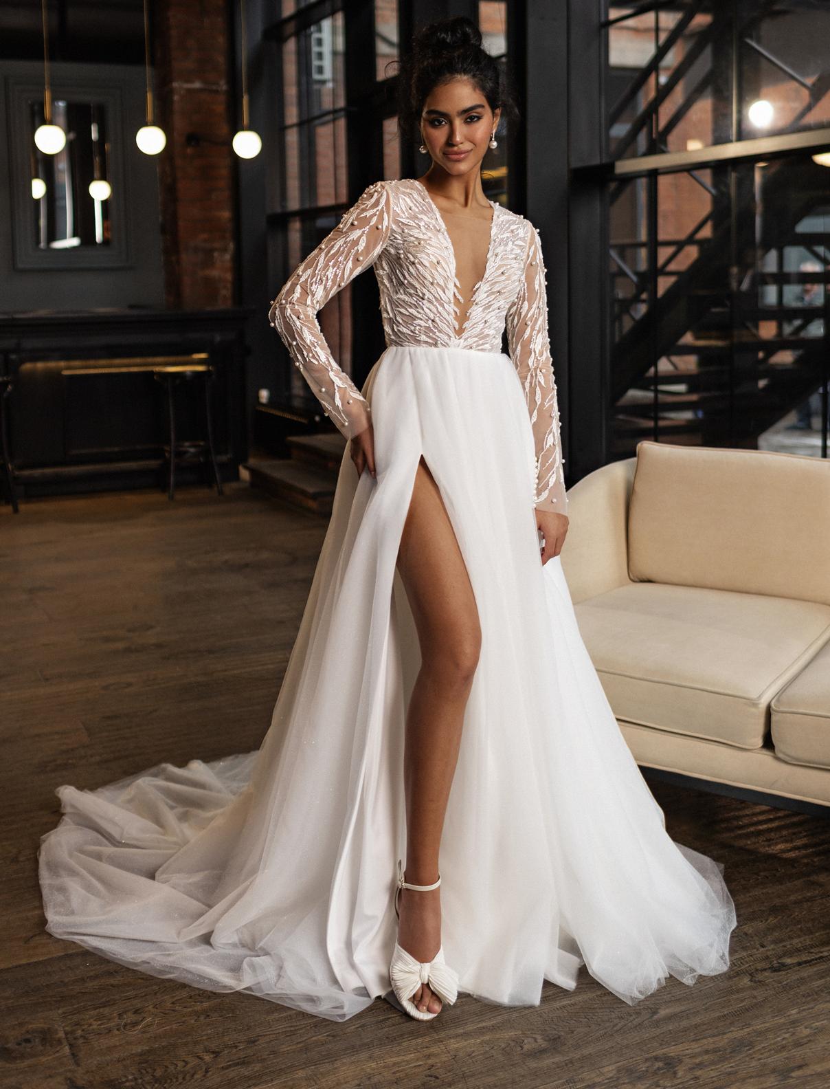 Свадебное платье с рукавами и юбкой из фатина фото