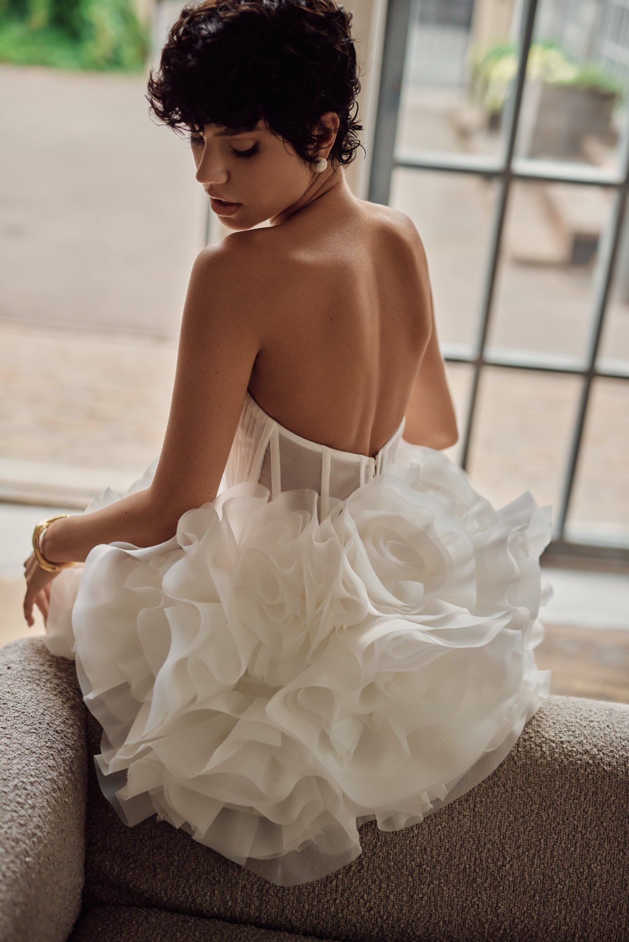 Свадебное платье мини с пышной юбкой из цветов фото