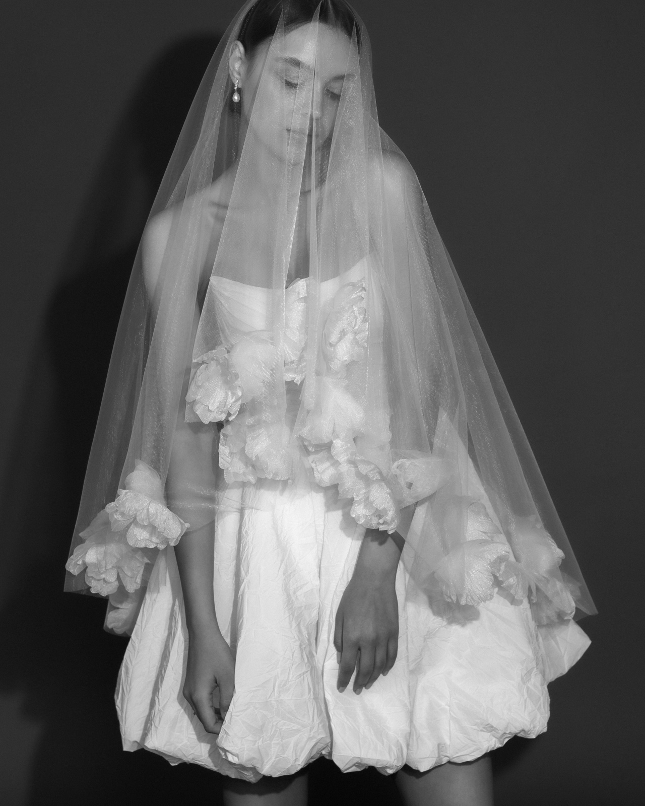 Стильное короткое свадебное платье из тафты фото