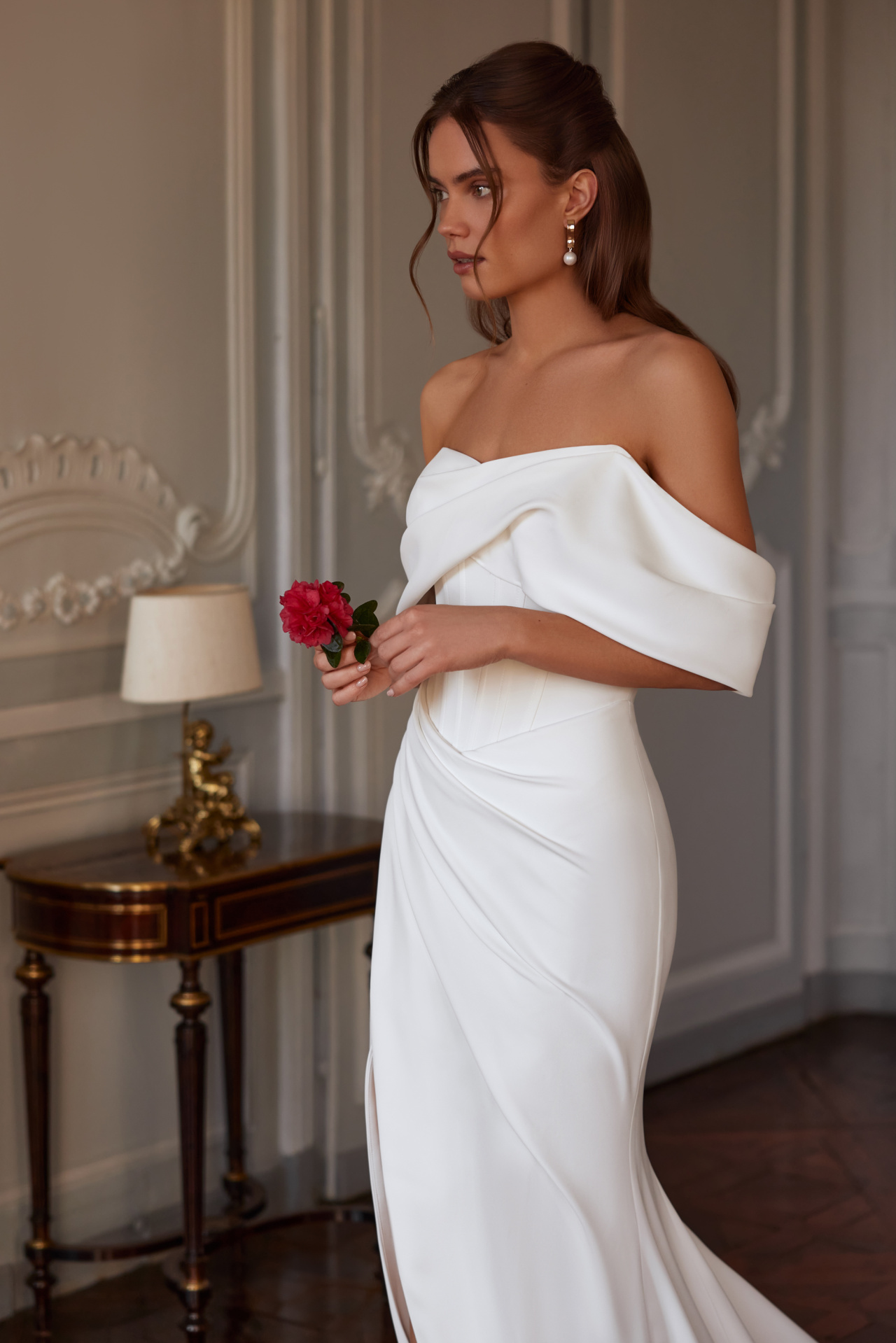 Лакониченое свадебное платье на корсете фото