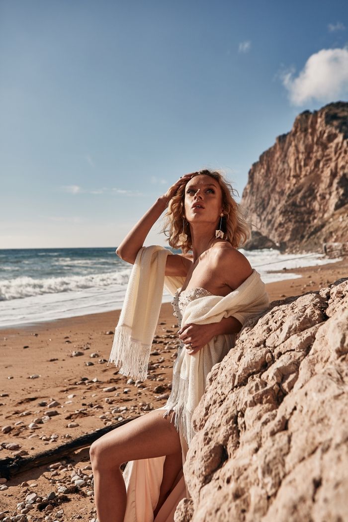 Шерстяная шаль с бахромой