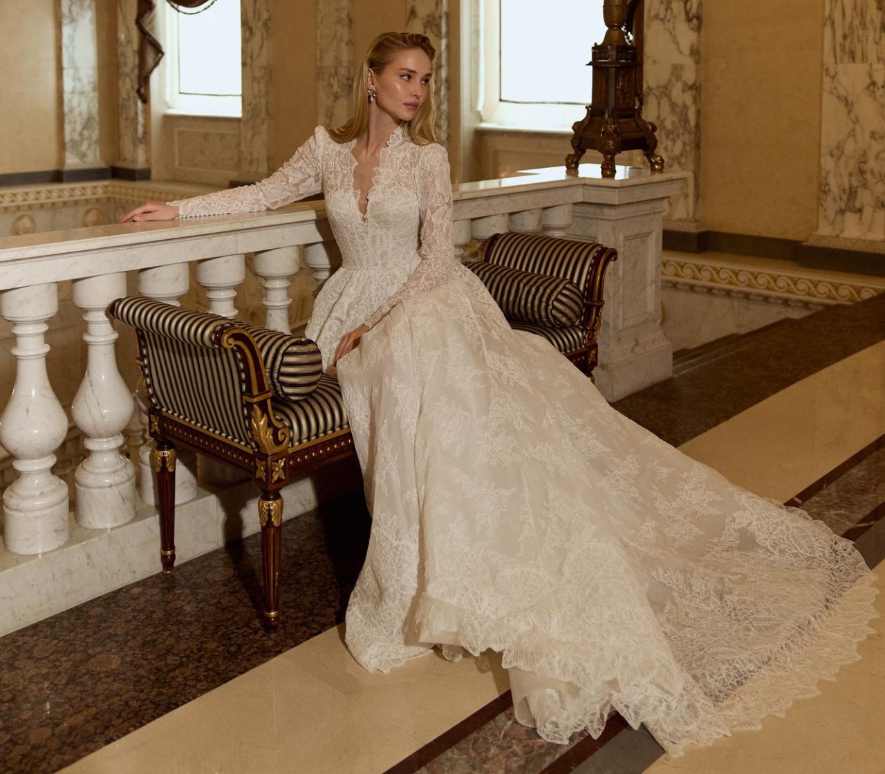 Закрытое кружевное свадебное платье cо шлейфом фото