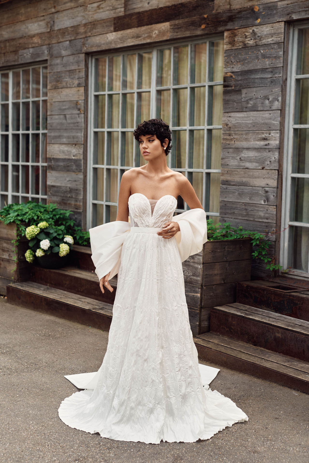 Свадебное платье из тафты с эффектом гофре фото