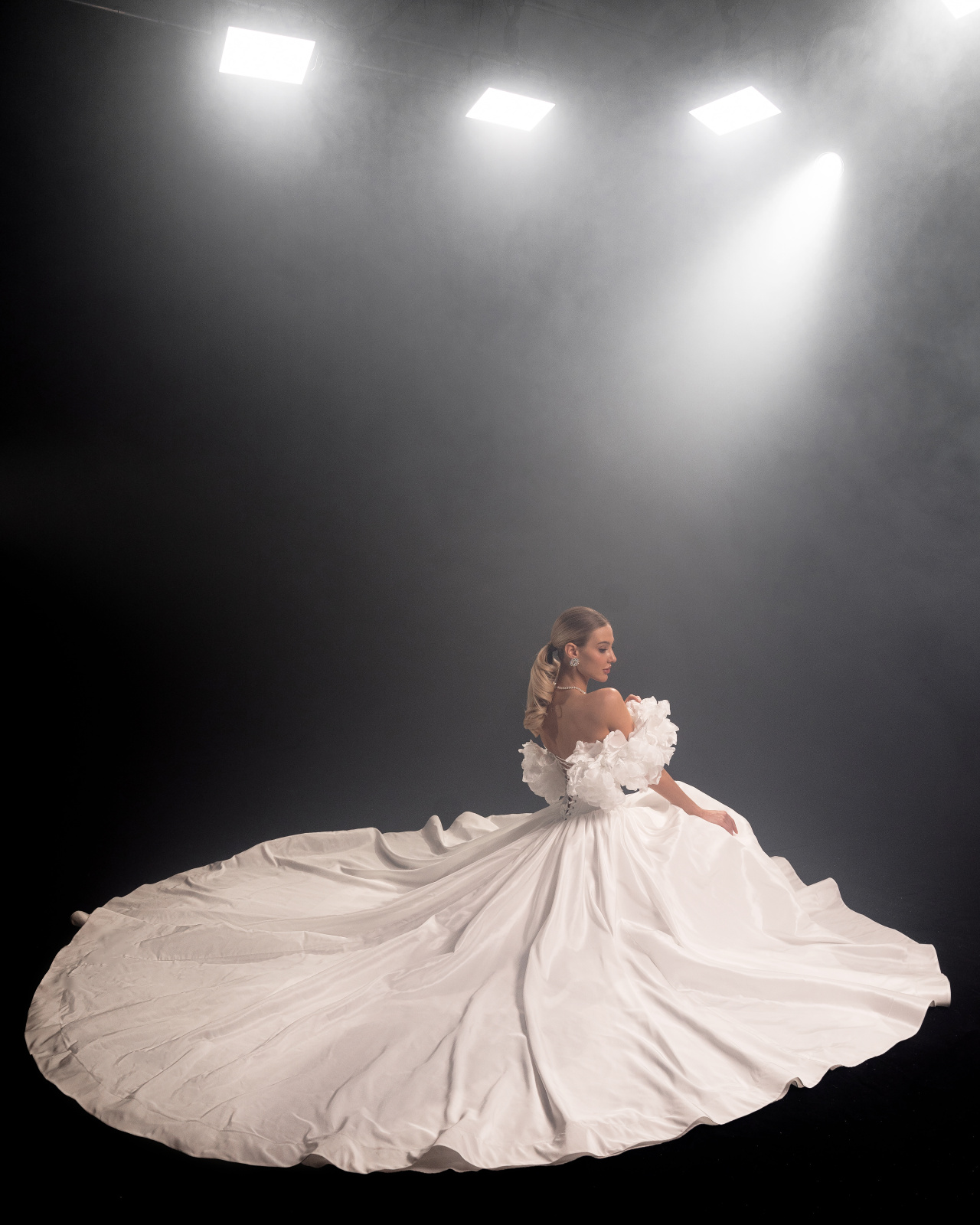 Роскошное свадебное платье силуэта принцесса фото