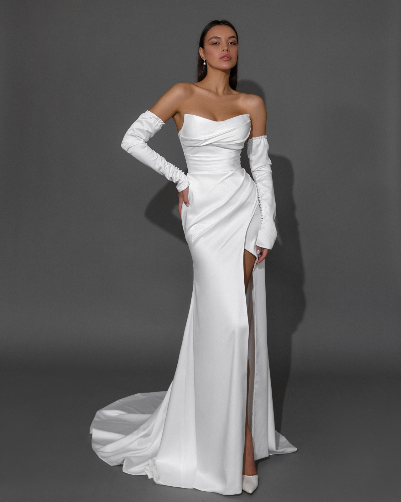 Атласное свадебное платья русалка с разрезом от бедра фото