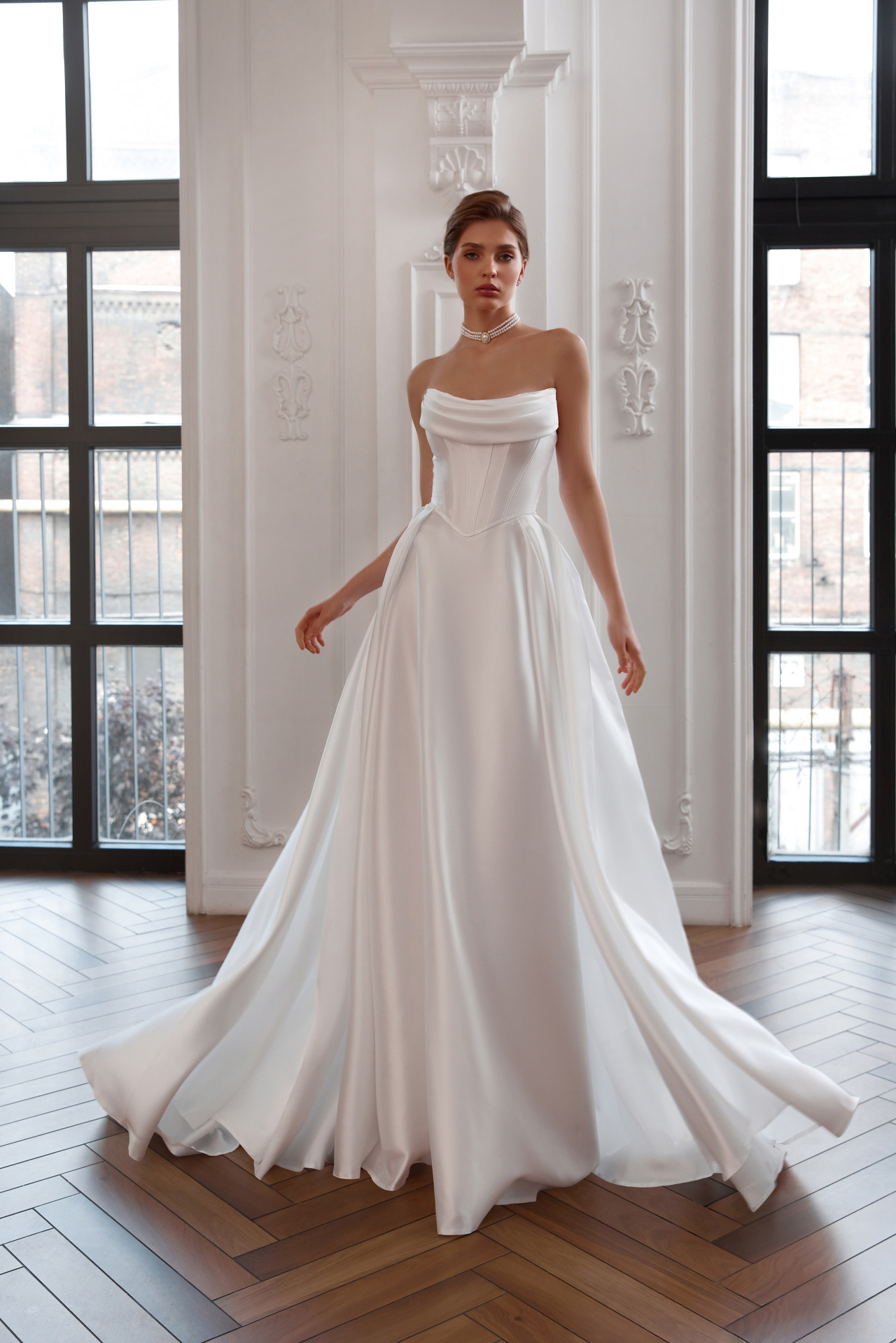 Атласное свадебное платье с диснеевским корсетом фото