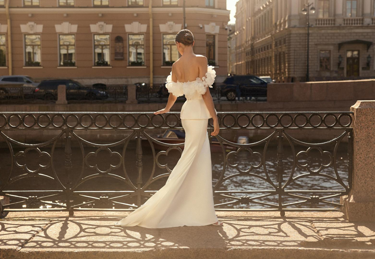 Свадебное платье с баской и цветочными бретелями фото