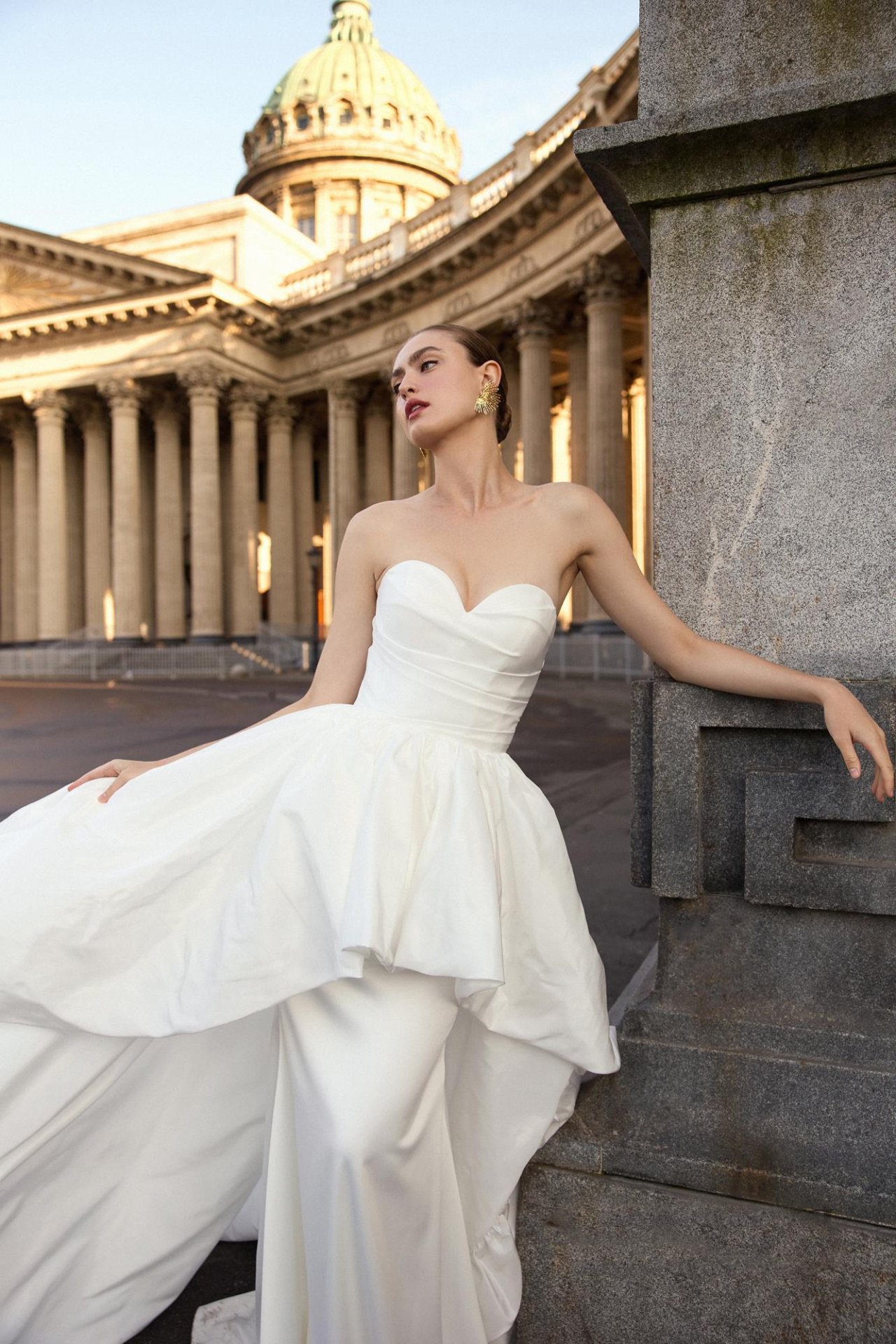 Стильное свадебное платье с необычной юбкой фото