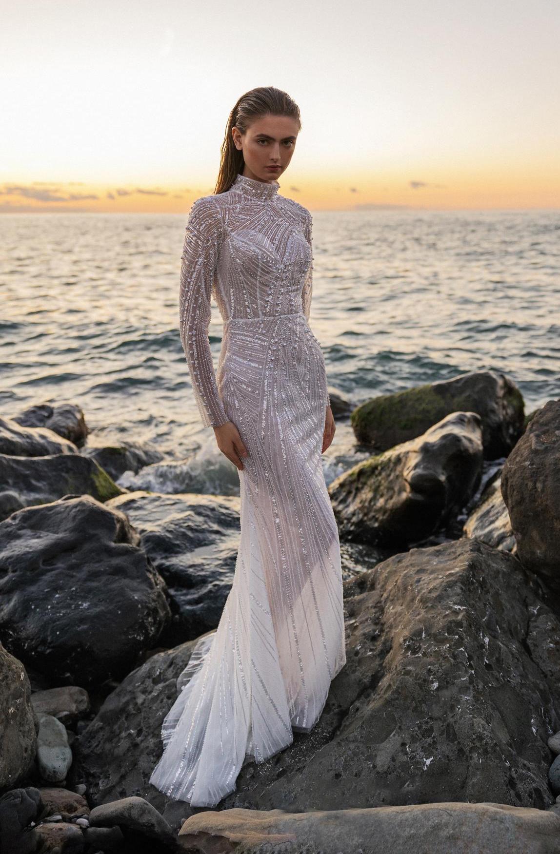 Красивое свадебное платье с ручной вышивкой фото