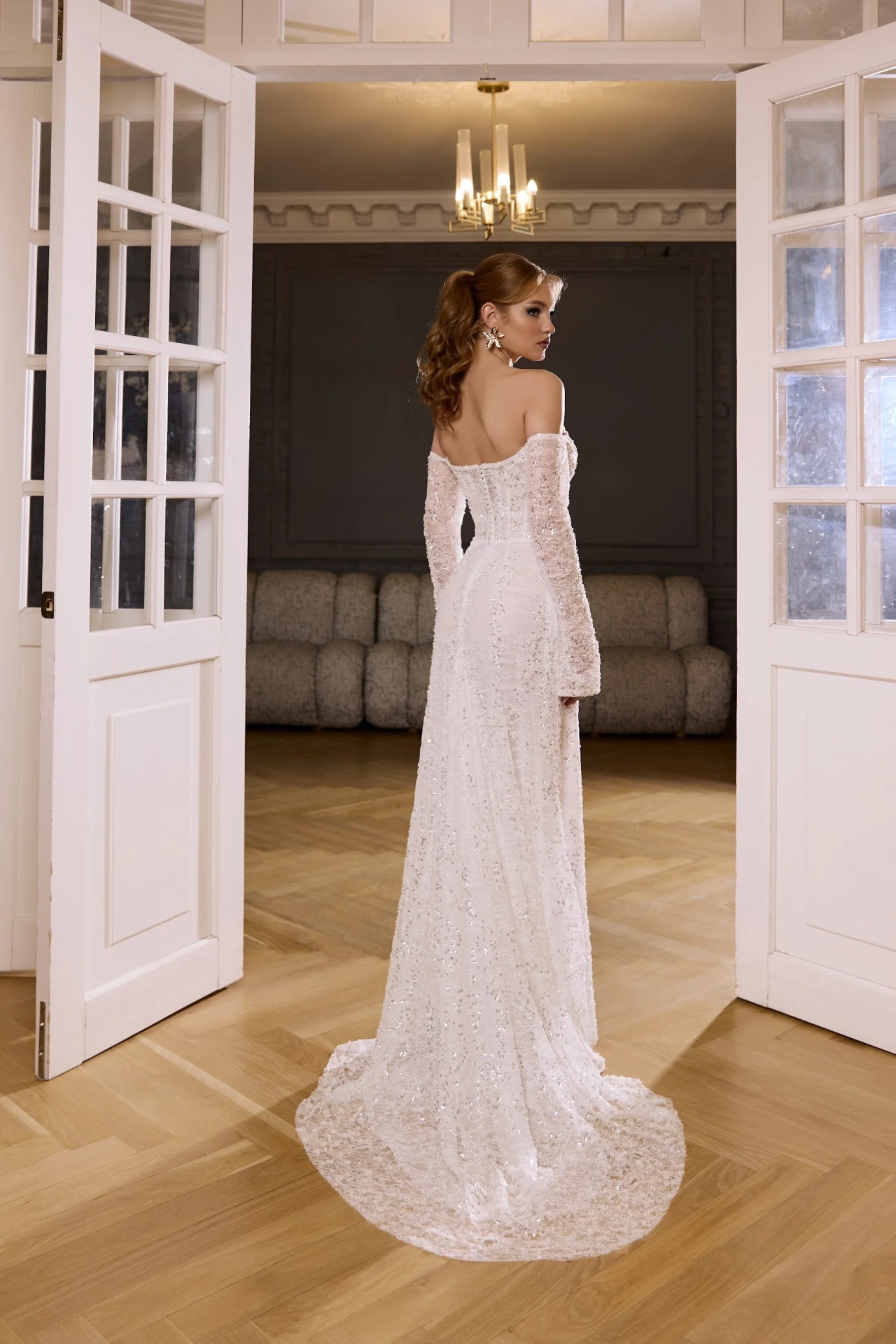 Свадебное платье блестящего кружева с длинным рукавом и эффектным разрезом фото